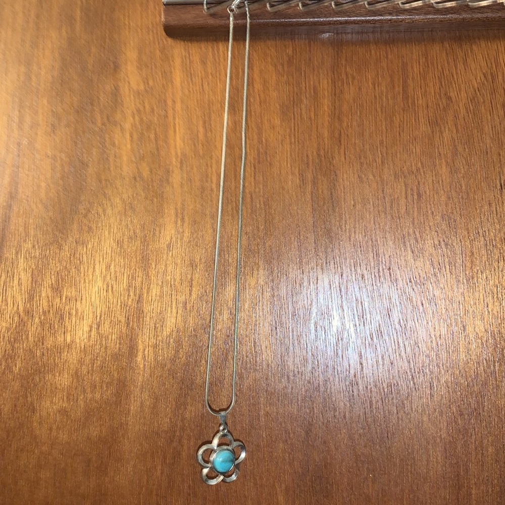 Turquoise flower necklace - Picture 2 of 3